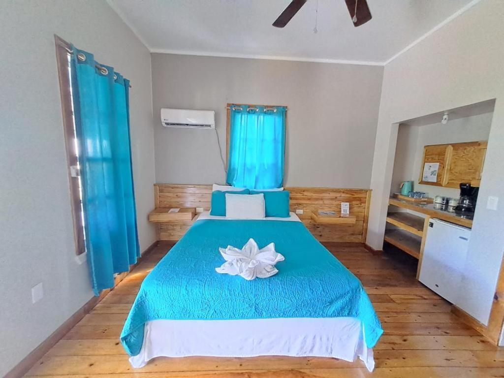 The Odyssey Resort Utila Bagian luar foto