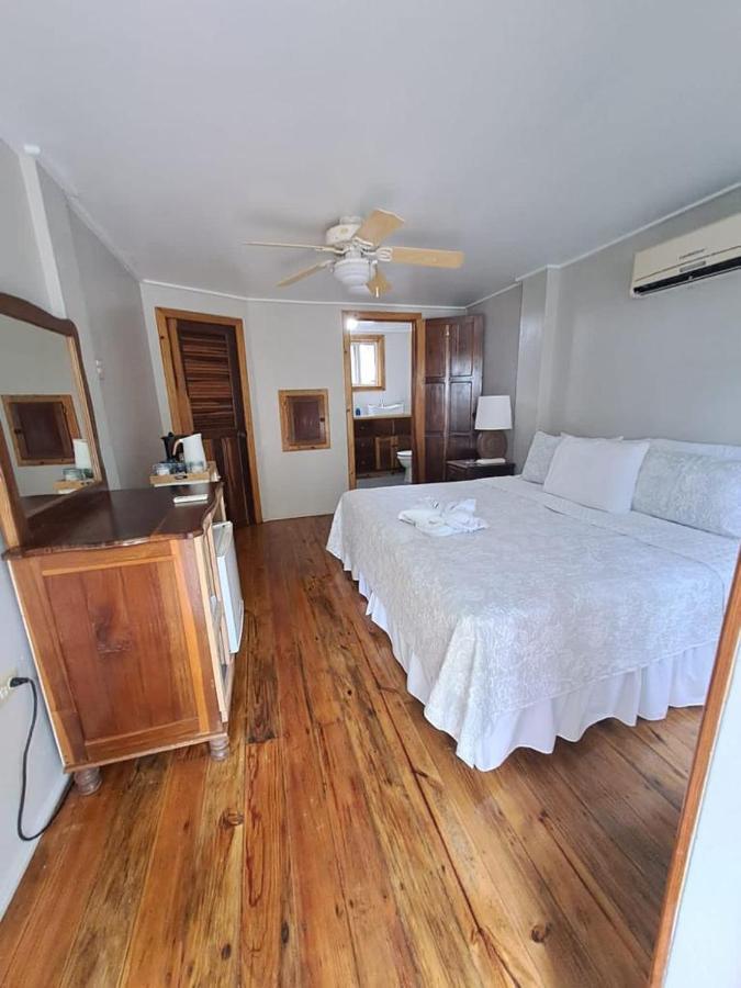 The Odyssey Resort Utila Bagian luar foto